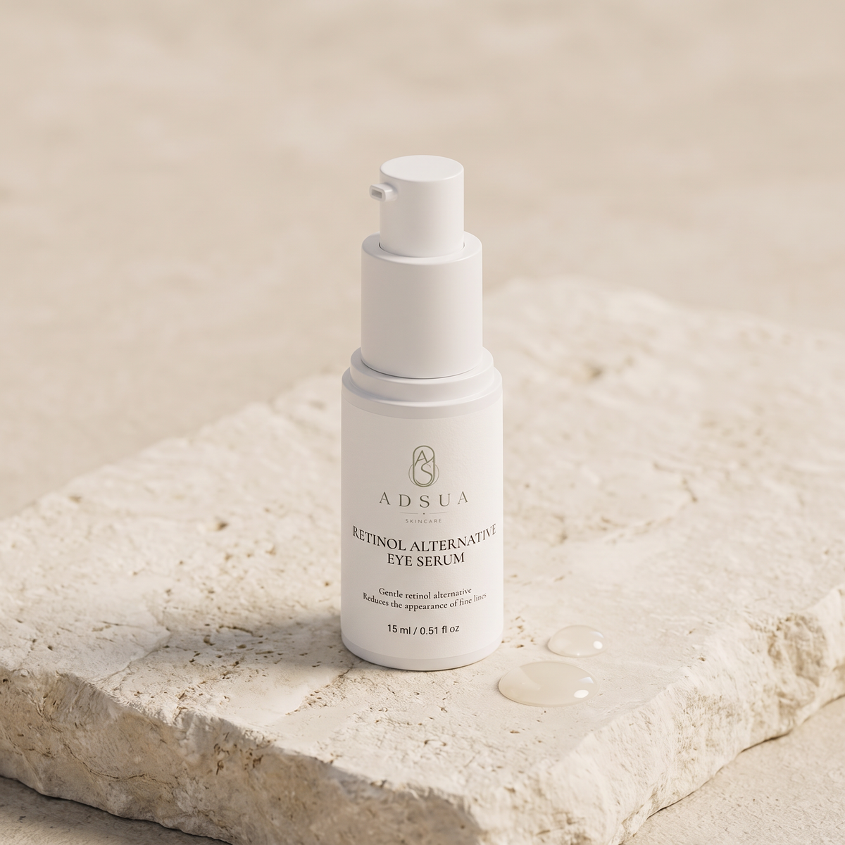 Adsua Retinol Alternative Eye Serum van 15 ml op lichte kalksteen met twee serumdruppels
