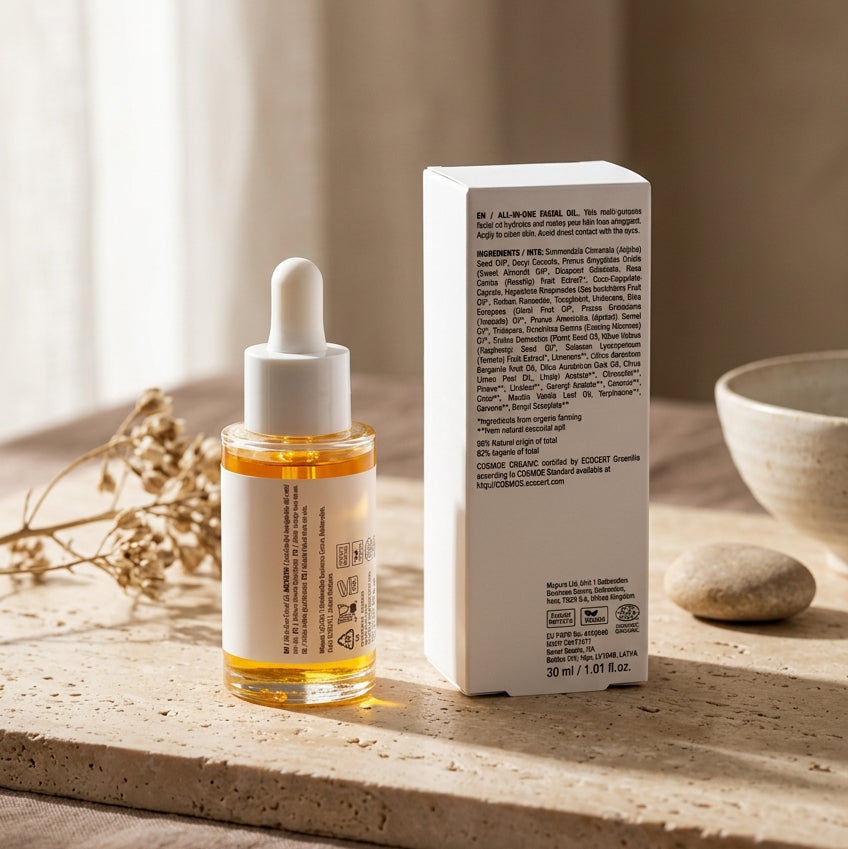 Achterkant van de Adsua All-In-One Facial Oil met de ingrediëntenlijst en het Ecocert COSMOS Organic-keurmerk