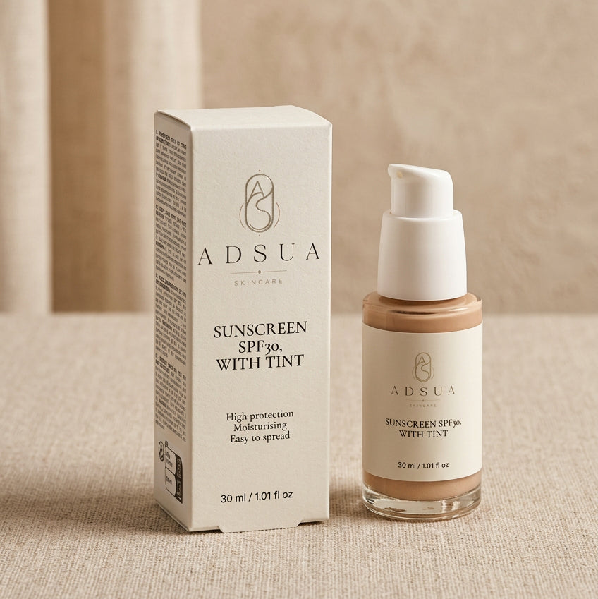 Adsua Sunscreen SPF30 with tint, glazen pompflesje van 30 ml naast het doosje