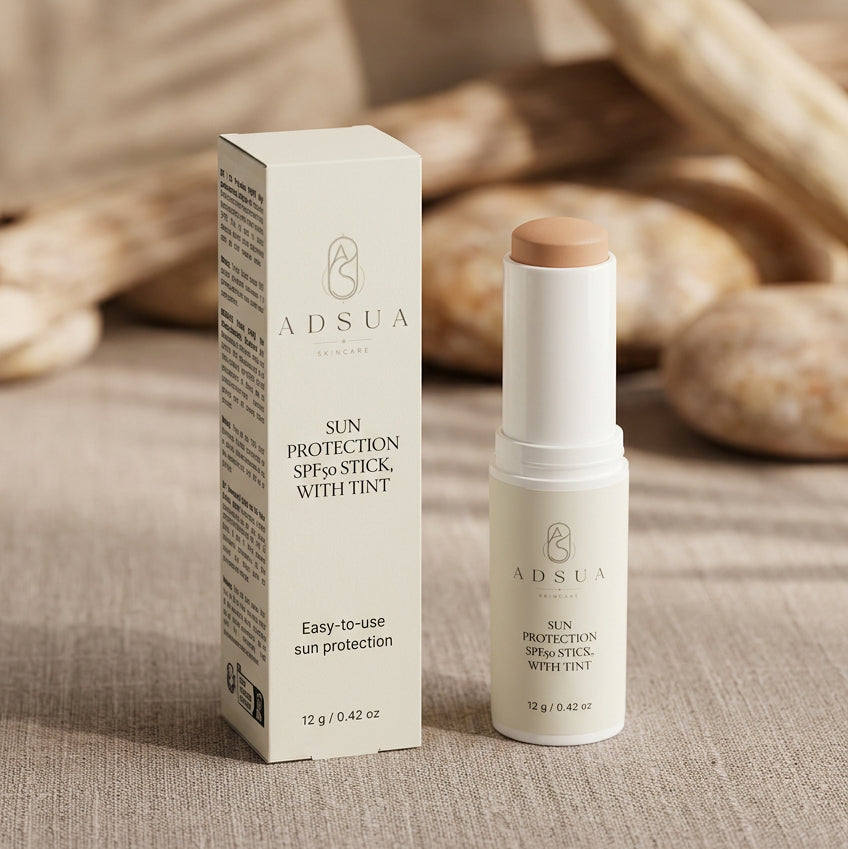 Adsua Sun Protection SPF50 Stick with tint van 12 g naast het doosje