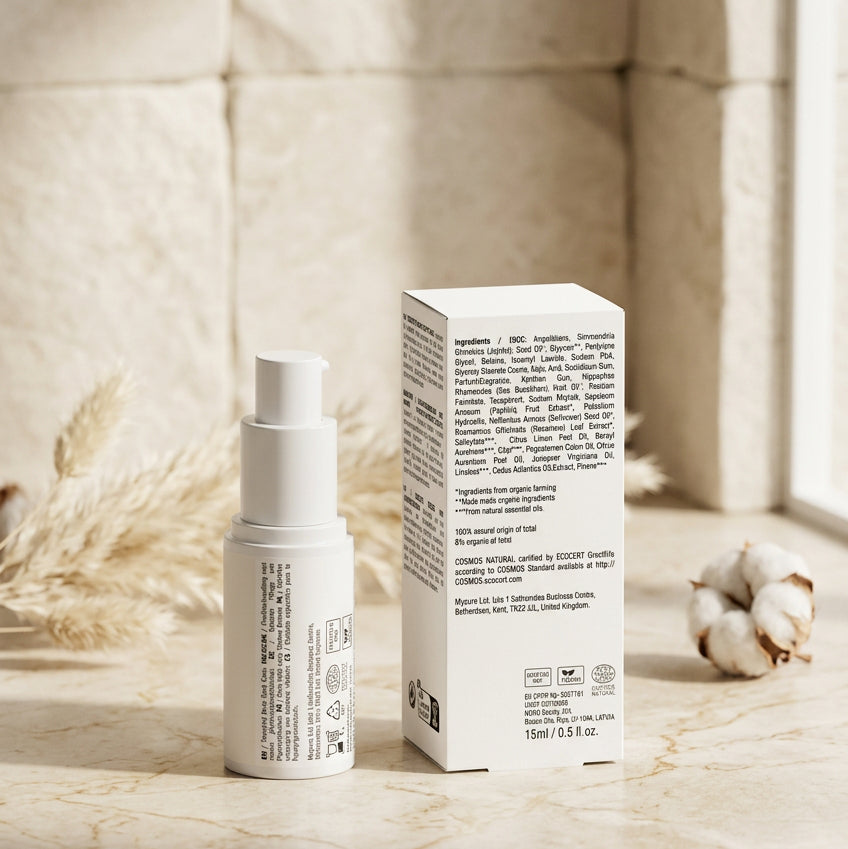 Achterkant van de Adsua Targeted Dark Spot Care met de ingrediëntenlijst en het Ecocert COSMOS Natural-keurmerk