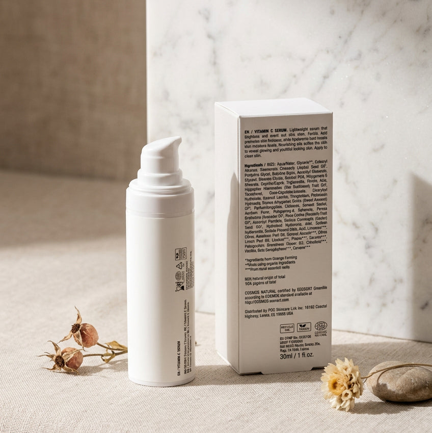 Achterkant van het Adsua Vitamin C Serum met de ingrediëntenlijst en het Ecocert COSMOS Natural-keurmerk
