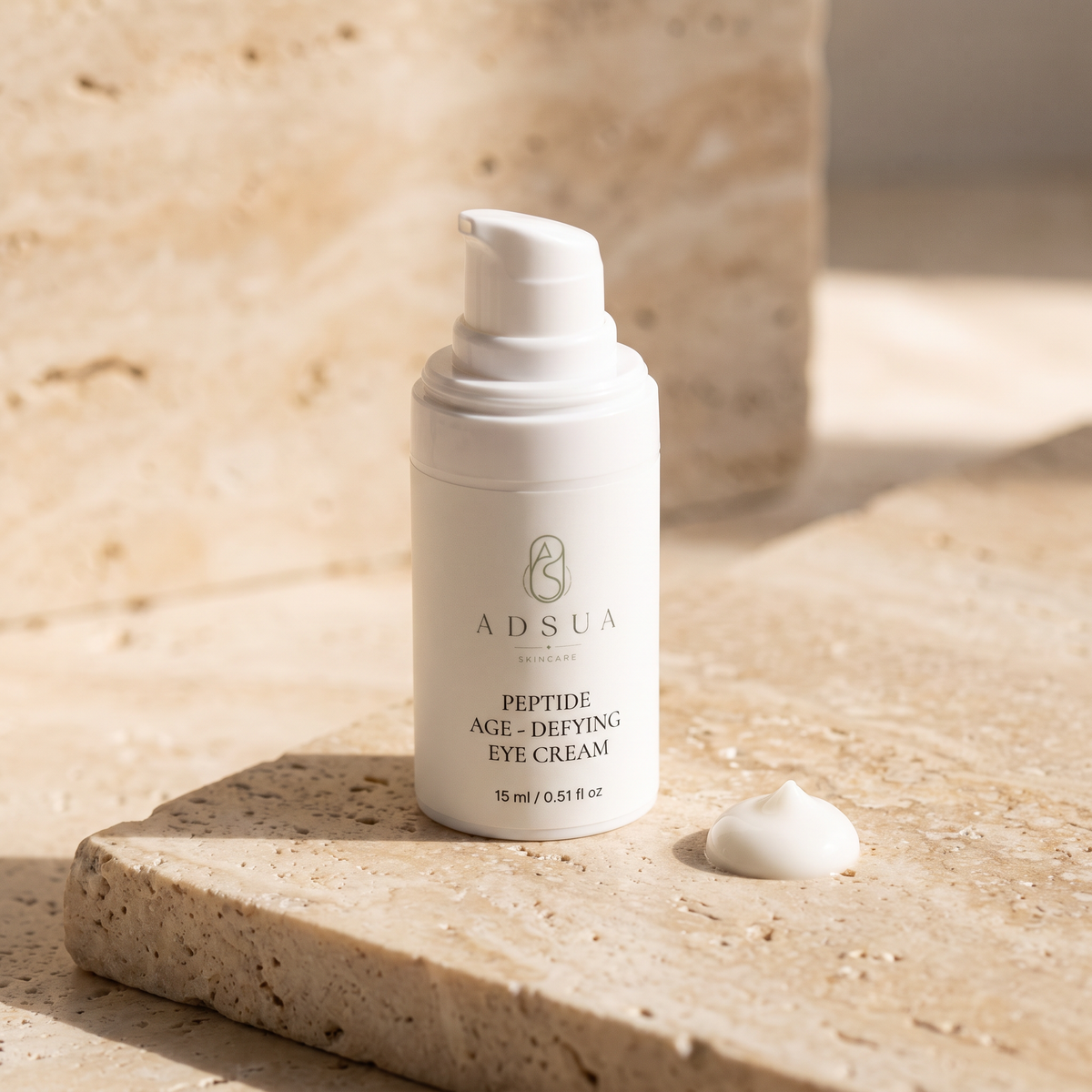 Adsua Peptide Age-Defying Eye Cream op travertijn met een dotje crème ernaast