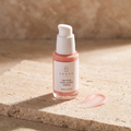 Adsua Peptide Anti-Aging Serum op travertijn met een veeg roze serum ernaast