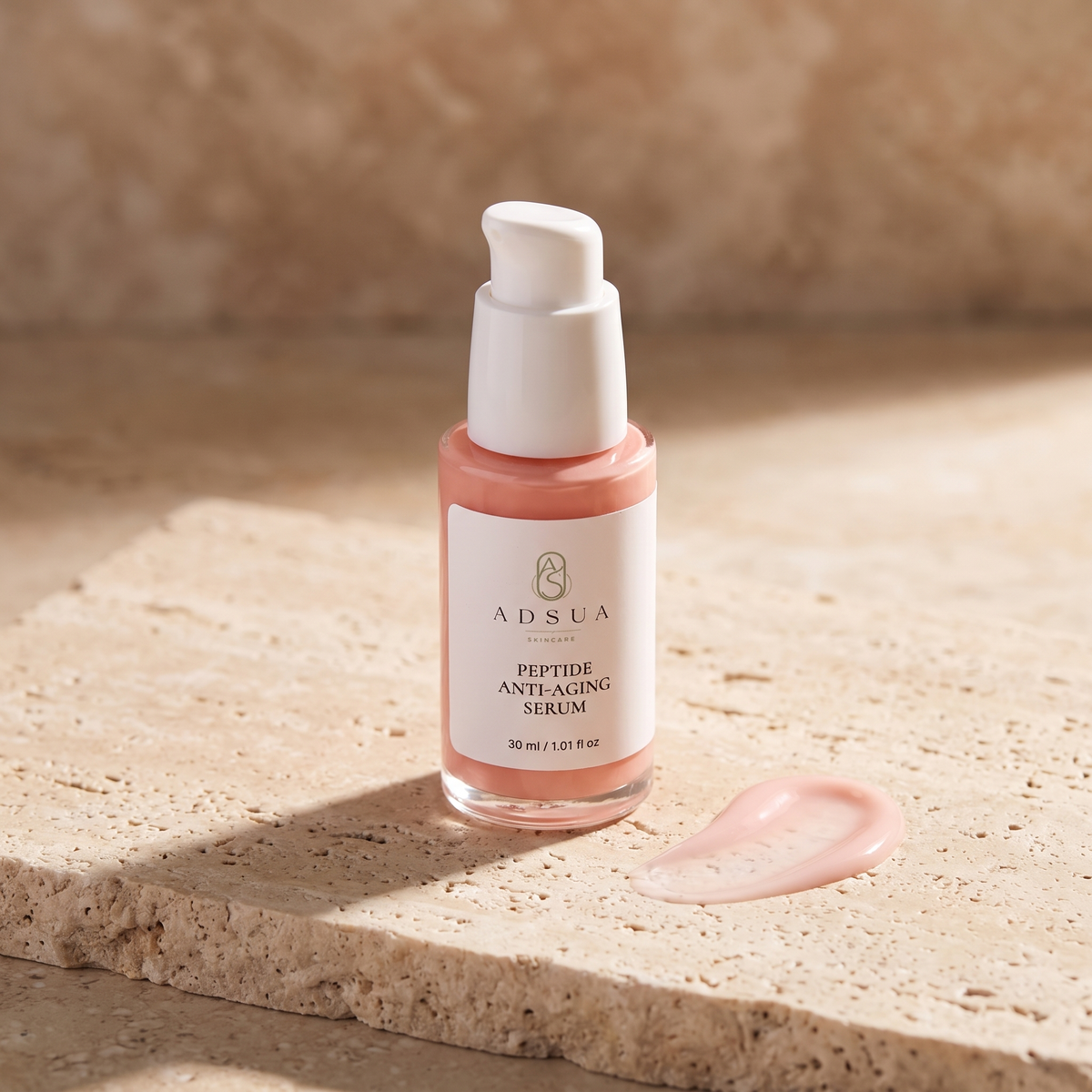 Adsua Peptide Anti-Aging Serum op travertijn met een veeg roze serum ernaast