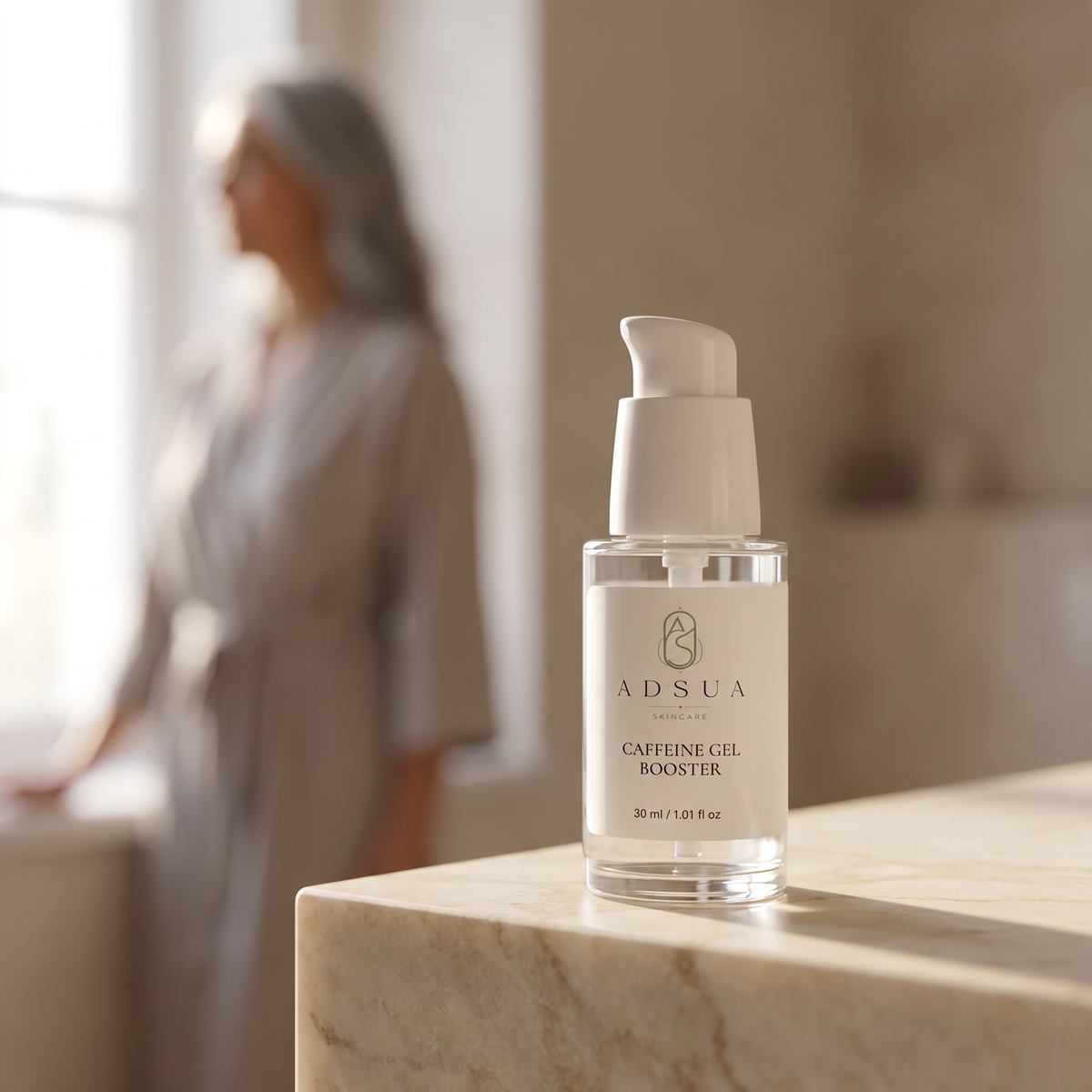 Adsua Caffeine Gel Booster op een marmeren badkamerrand in het ochtendlicht, met een vrouw op de achtergrond