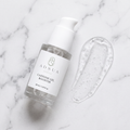 Adsua Caffeine Gel Booster op wit marmer met een heldere gelveeg met luchtbelletjes