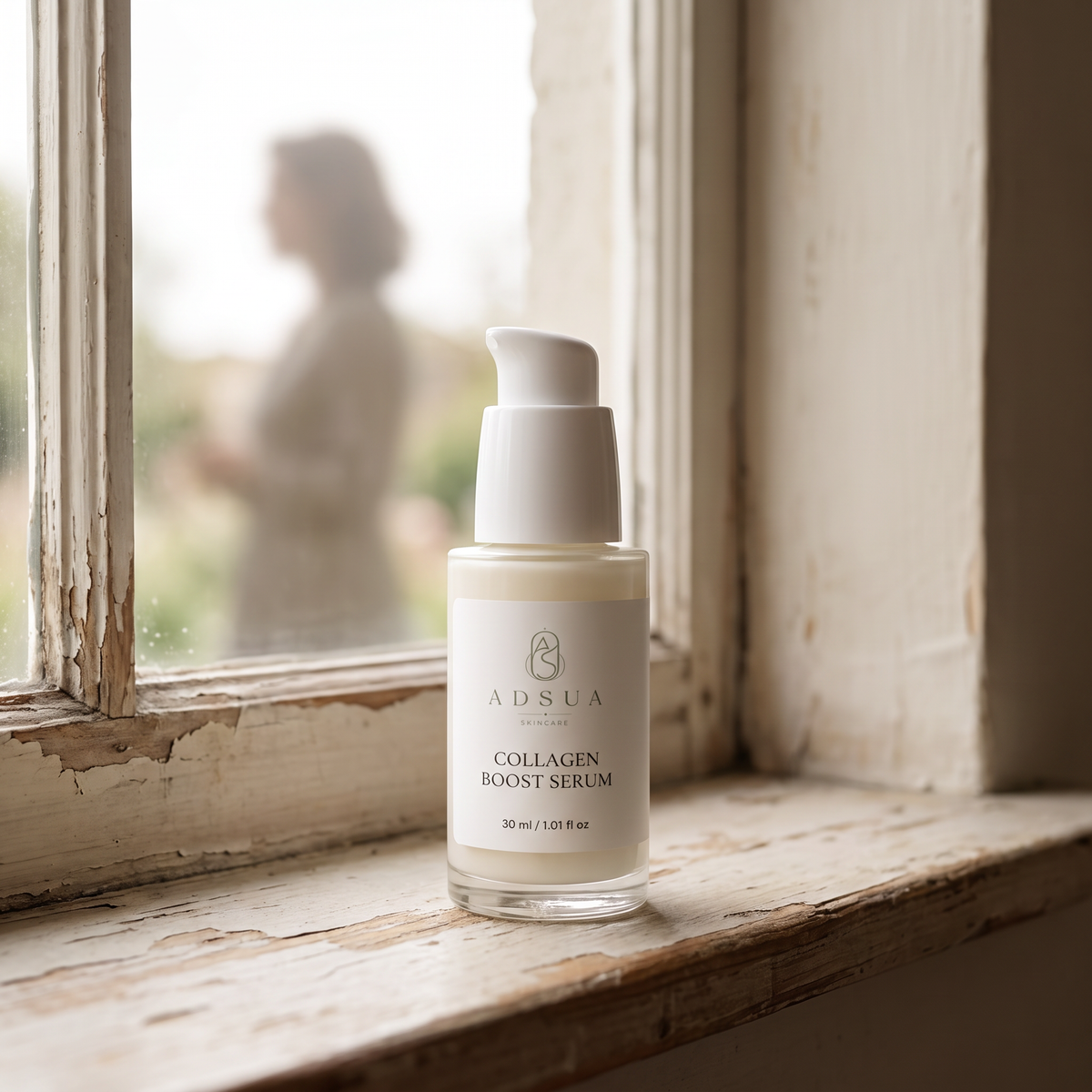 Adsua Collagen Boost Serum op de vensterbank bij daglicht, met een vrouw op de achtergrond