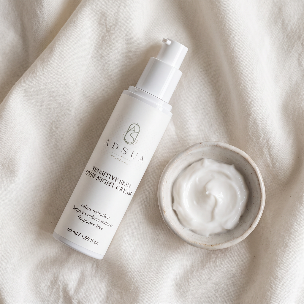 Parfumvrije Adsua Sensitive Skin Overnight Cream op katoen met een schaaltje witte creme