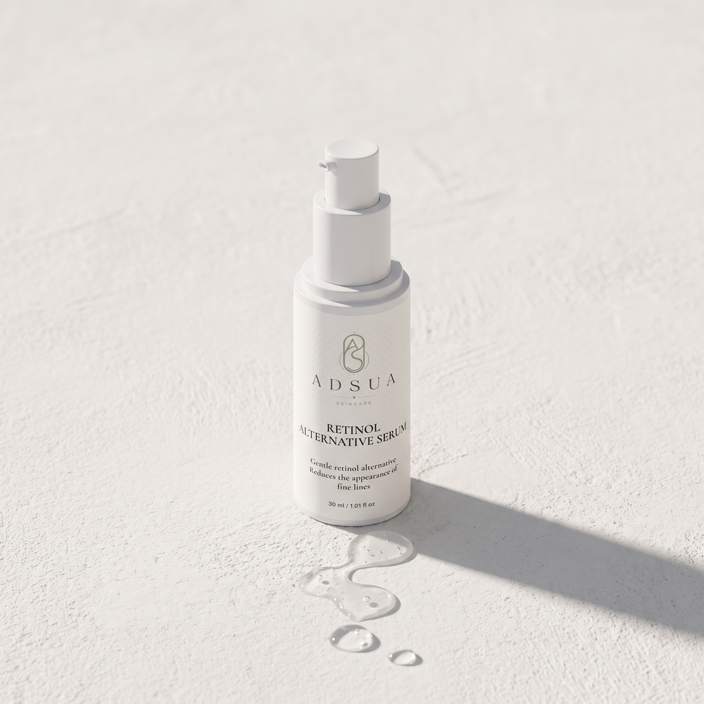 Adsua Retinol Alternative Serum op gebroken wit stucwerk met een spoor van serumdruppels