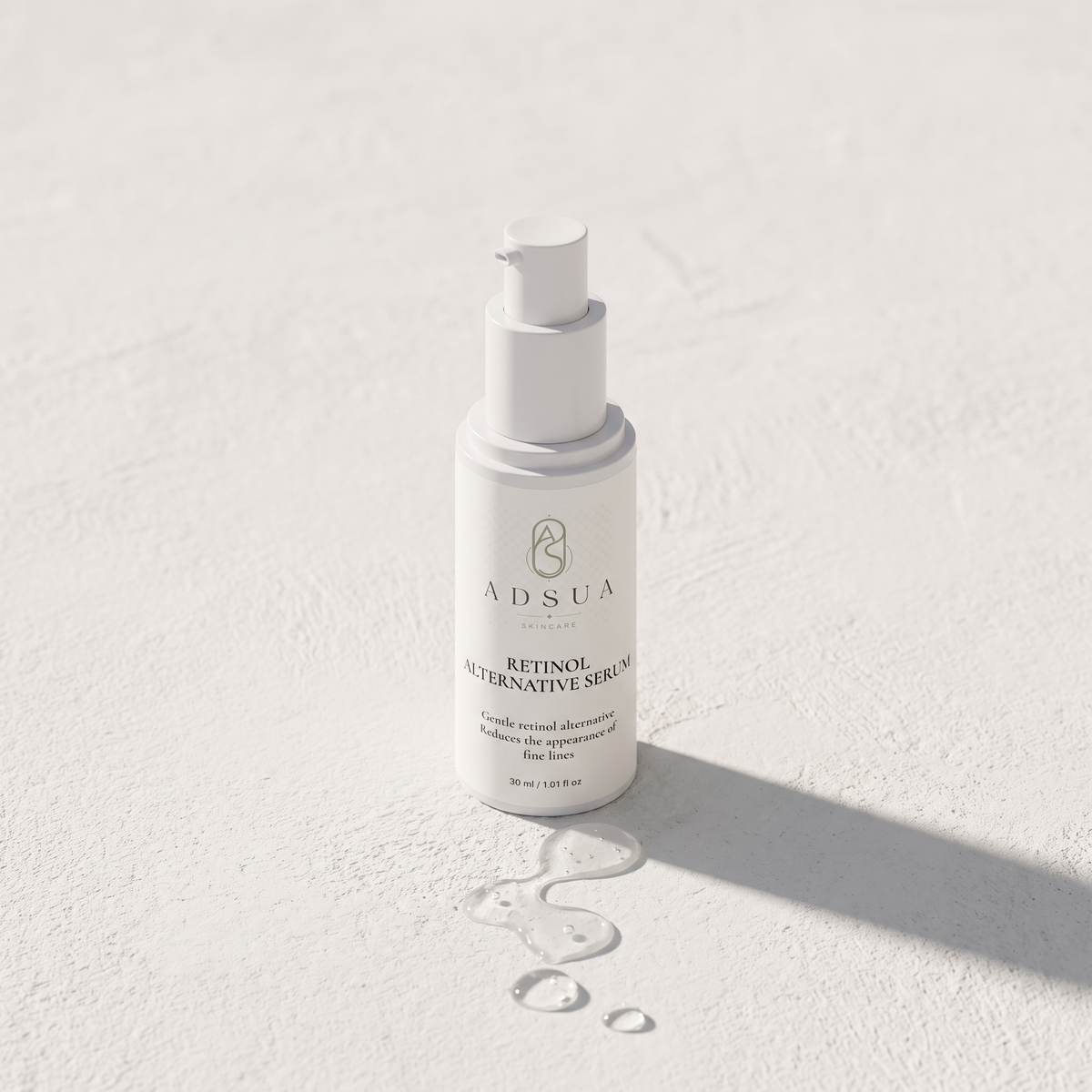 Adsua Retinol Alternative Serum op gebroken wit stucwerk met een spoor van serumdruppels