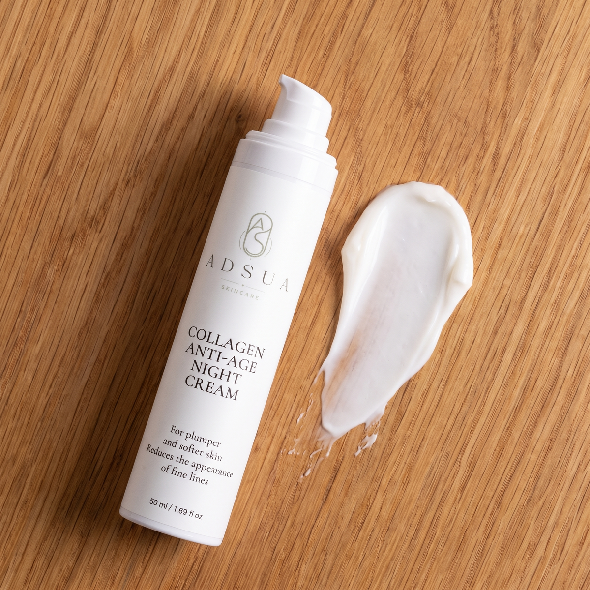 Adsua Collagen Anti-Age Night Cream op eikenhout met een veeg rijke creme ernaast