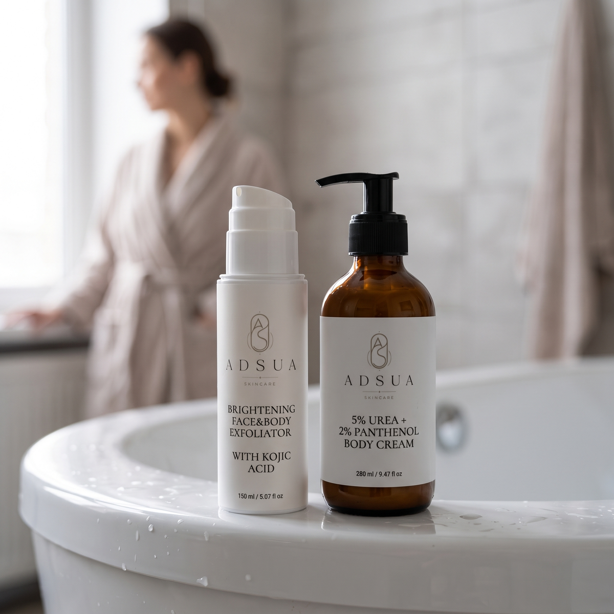 Adsua Derma Renewal Duo op de rand van het bad, met een vrouw in badjas op de achtergrond